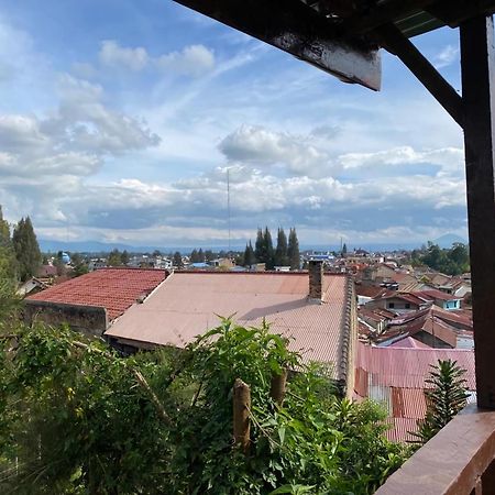 Ron'S Guest House Berastagi Backpacker Rooms Bagian luar foto