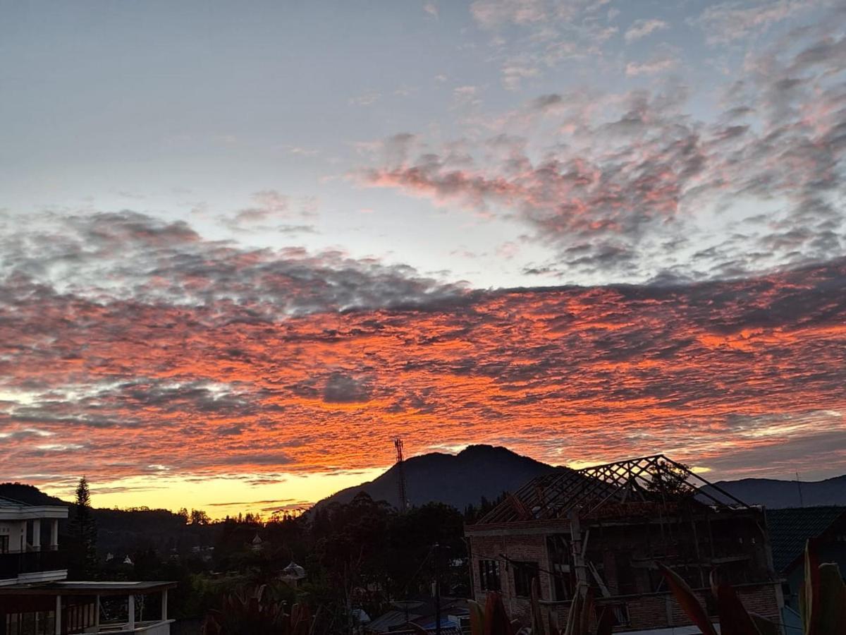 Ron'S Guest House Berastagi Backpacker Rooms Bagian luar foto