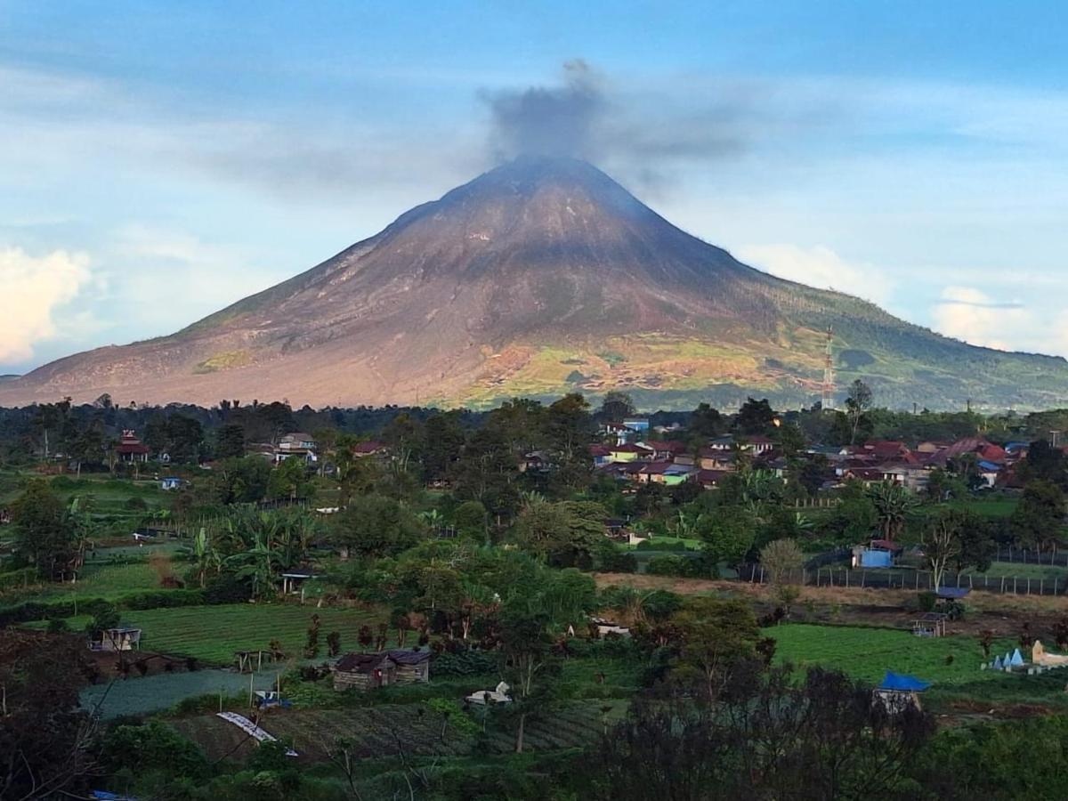Ron'S Guest House Berastagi Backpacker Rooms Bagian luar foto