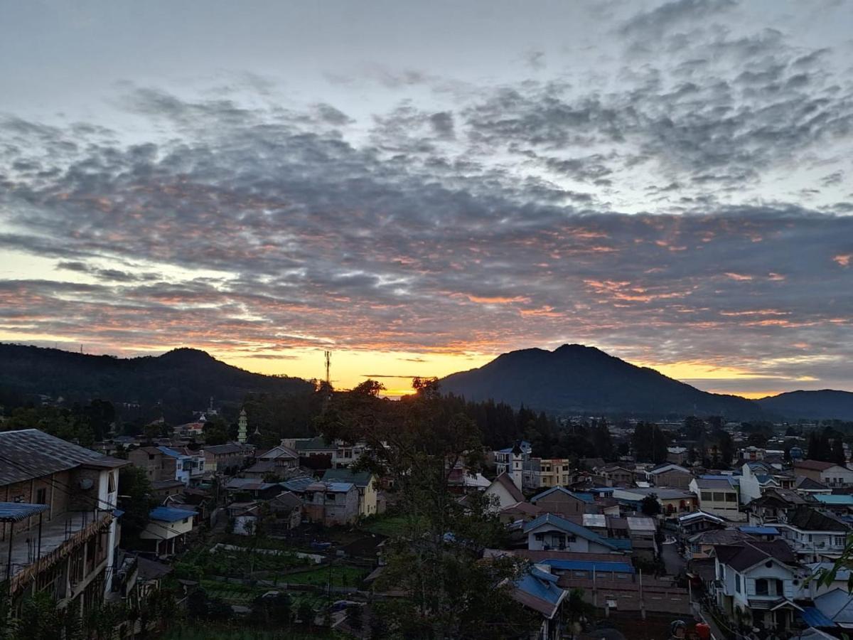 Ron'S Guest House Berastagi Backpacker Rooms Bagian luar foto