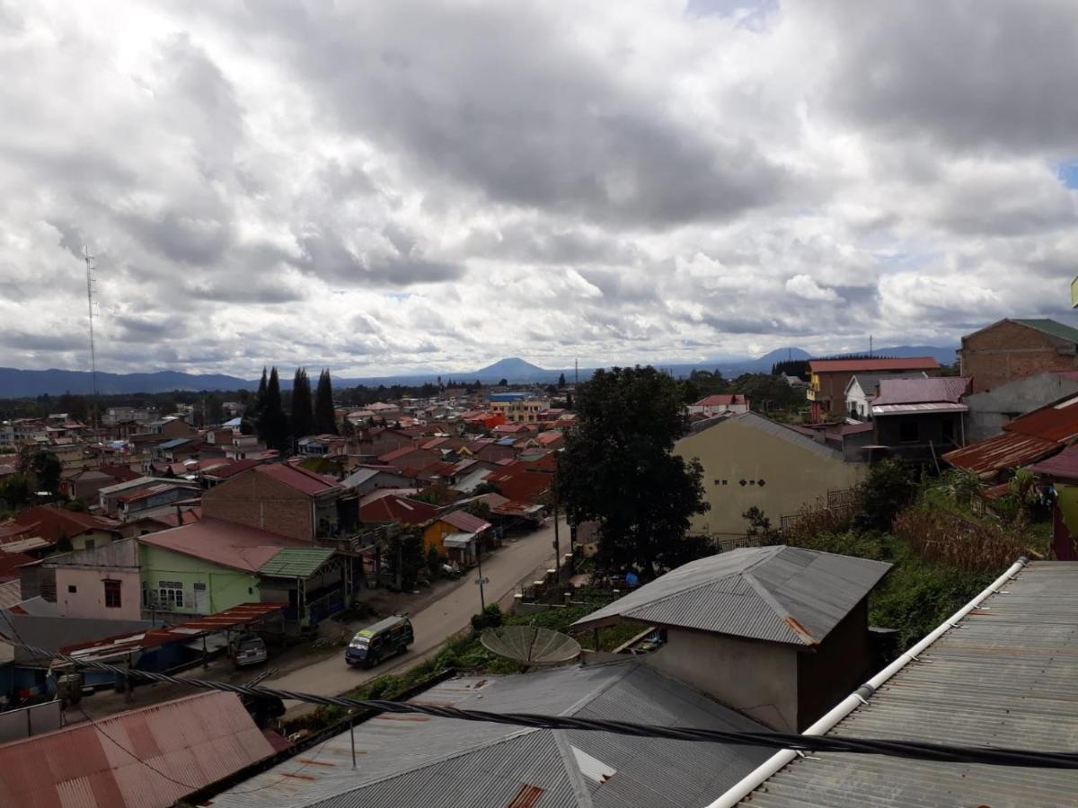 Ron'S Guest House Berastagi Backpacker Rooms Bagian luar foto