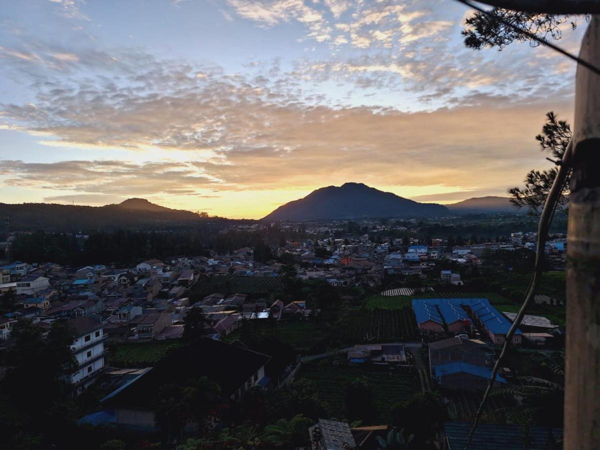 Ron'S Guest House Berastagi Backpacker Rooms Bagian luar foto