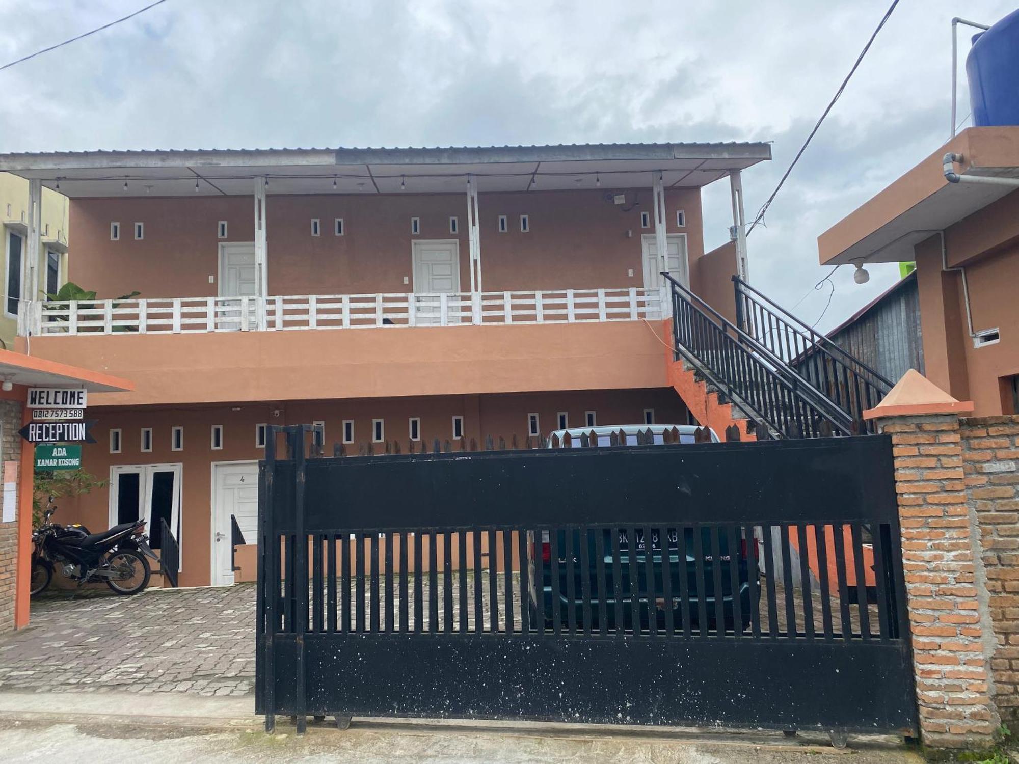 Ron'S Guest House Berastagi Backpacker Rooms Bagian luar foto